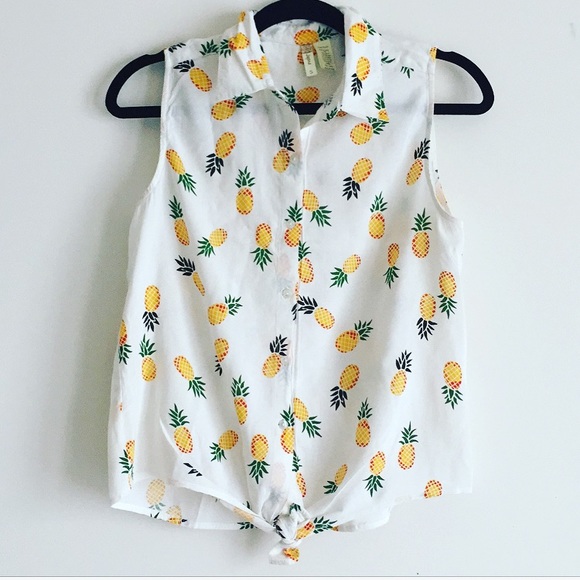 Tops - Pineapples please! NWTs Pineapple Sleeveless Tank